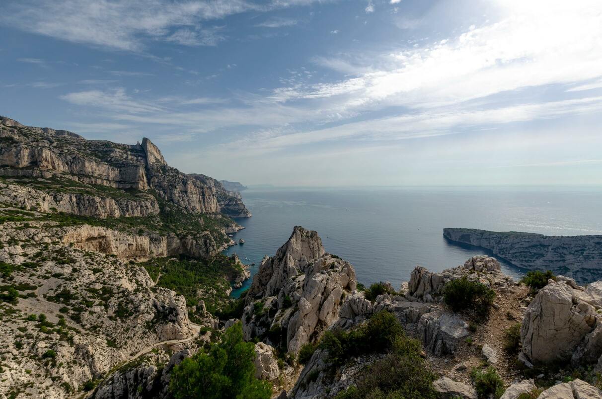 Crique entouré par des falaises et mer méditerranée en arrière plan