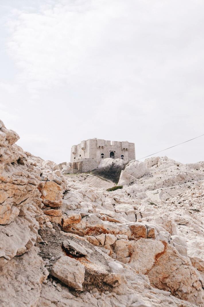 Fort de Pomègues au milieux de roches de couleur clair