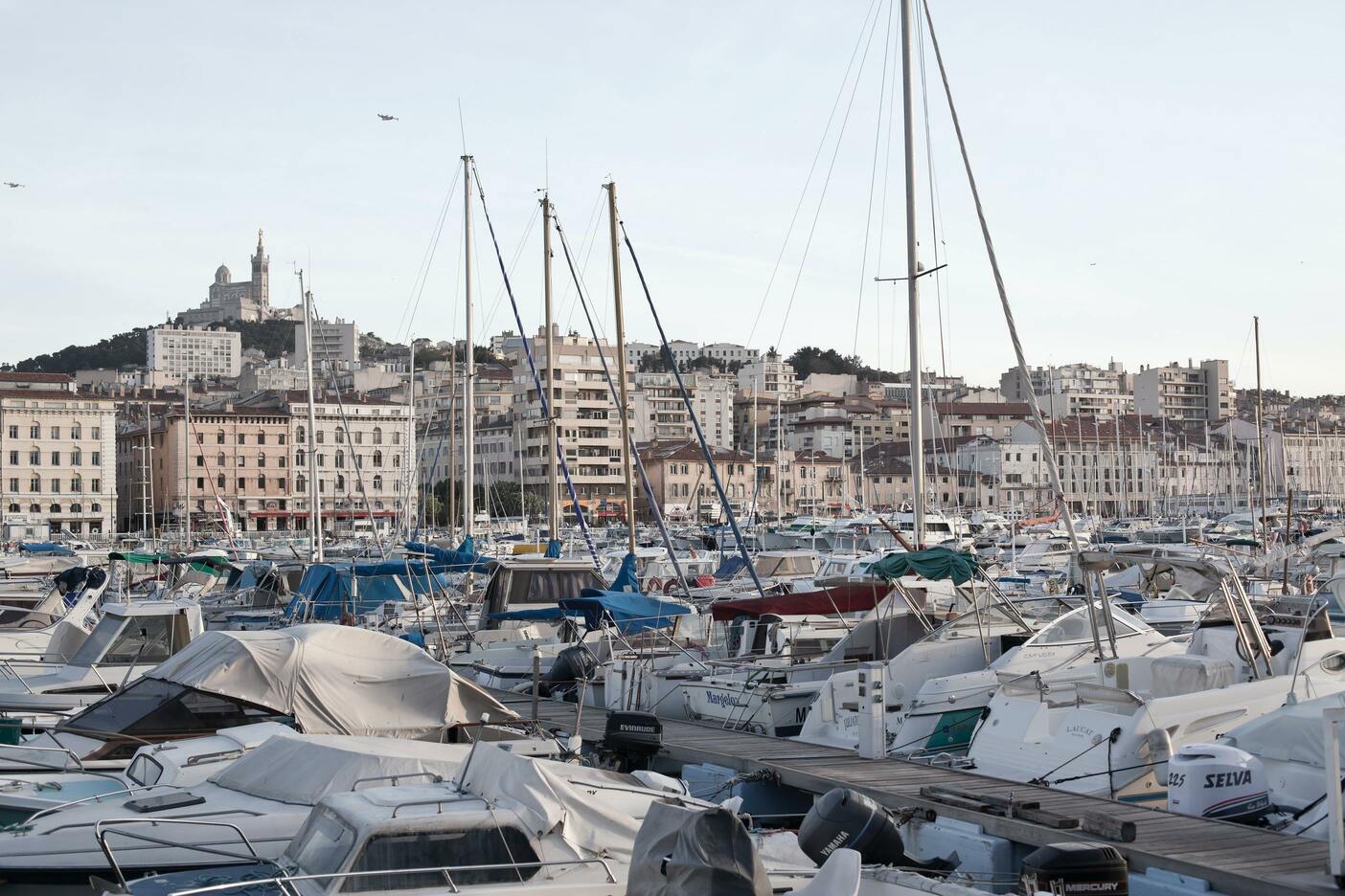 Vu du vieux port avec de nombreux bateaux amarrés