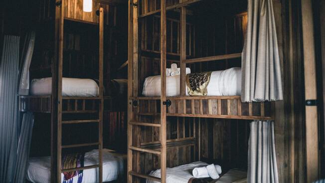 chambre d'apparence rustique comprenant 2 lits superposés avec encadrement en bois sombre