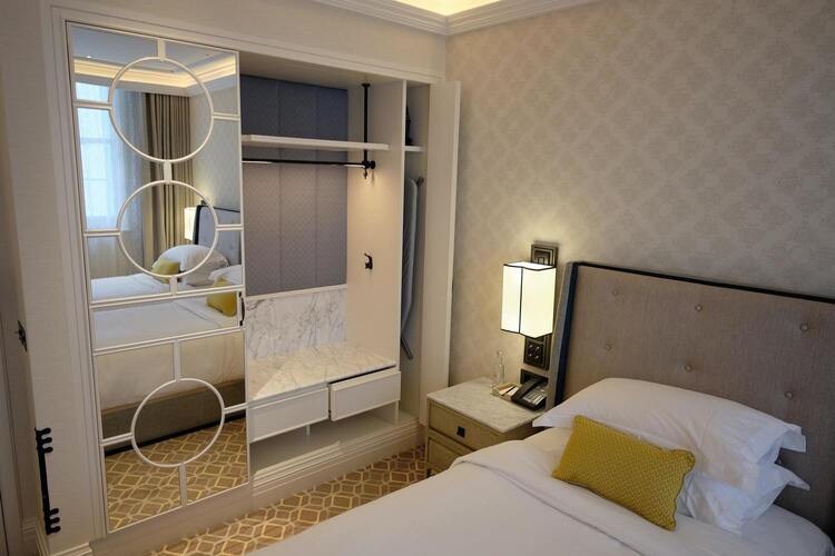 Chambre double lit séparés avec placard vêtements et miroir